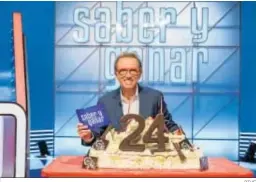  ?? RTVE ?? Jordi Hurtado con la tarta del 24º cumpleaños de ‘Saber y ganar’.