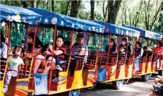  ??  ?? ¿NORMALIDAD? Decenas de familias pasean en parques y vialidades mientras que la pandemia activa está en más de 147 mil personas.