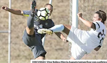  ??  ?? DISCUSSÃO. Vítor Rolim e Márcio Augusto tentam ficar com o esférico