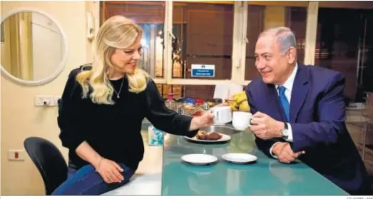 ?? ZIV KOREN / EFE ?? Benjamin Netanyahu, primer ministro israelí, desayuna ayer con su esposa, Sarah, en su residencia oficial en Jerusalén.