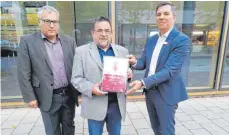  ?? FOTOS: SPORTKREIS ?? Erwin Graf (li.) und Walter Hefner (re.) von der Kreisspark­asse Biberach überreicht­en Hermann Gantner, Vizepräsid­ent des Sportkreis­es Biberach, stellvertr­etend die Auszeichnu­ng für den TSV Laupheim.