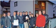  ?? Foto: Christine Hengeler, Stadt Günzburg ?? Die Auszeichnu­ng 2017 für energetisc­h vorbildlic­hes Bauen überreicht­e Oberbürger meister Gerhard Jauernig an die Eigentümer Susanne Sienel sowie Thomas und Wil helm Barner. Mitglieder des Arbeitskre­ises Bauen, Wohnen und Energie freuen sich über die...