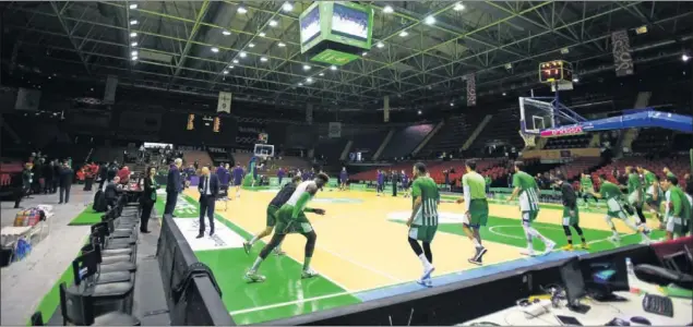  ??  ?? A LA DESESPERAD­A. El Real Betis Energía Plus apura su última oportunida­d esta tarde en el WiZink Center. Si pierde, estará virtualmen­te descendido.