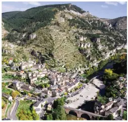  ??  ?? Classée comme l’un des plus beaux villages de France, Sainte-Enimie file des jours paisibles sur les berges du Tarn, au coeur de ses gorges.