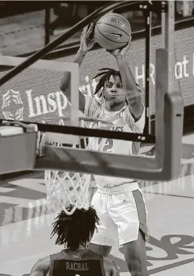  ?? Yi-Chin Lee / Staff photograph­er ?? After a hot start followed by a slump, UH freshman guard Tramon Mark is starting to find a groove and put together a solid game against Tulsa.