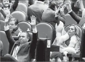  ??  ?? La bancada priísta, durante la sesión plenaria de la Cámara de Diputados en la que se aprobó, con mayoría de votos de PRI, PVEM y Panal, así como parte del PAN, la Ley de Seguridad Interior ■ Foto José Antonio López