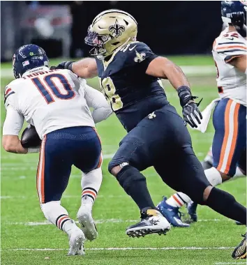  ??  ?? EL MARISCAL
Mitchell Trubisky (10) es capturado por Sheldon Rankins (98)