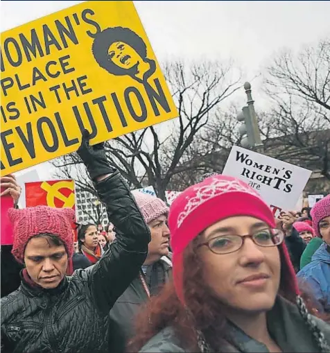  ??  ?? La Marcha de Mujeres de Washington El pasado sábado más de 500.000 personas protestaro­n en la capital de Estados Unidos contra el machismo y la misoginia de Trump y su amenaza sobre los derechos de las mujeres. En otros 673 lugares del mundo también se...