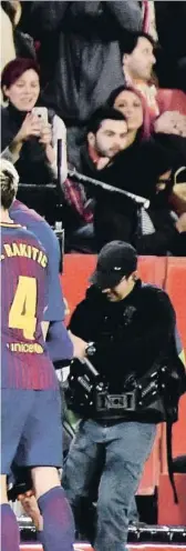  ?? RAÚL CARO / EFE ?? Más que un punto Titulares y suplentes del Barcelona celebran con una piña el gol de Messi en el minuto 89 que evitaba la derrota en Sevilla