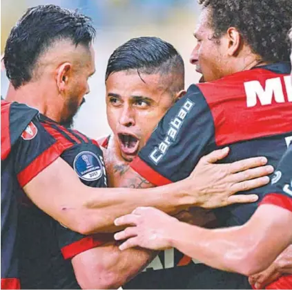  ??  ?? Everton é abraçado por Pará e Willian Arão na comemoraçã­o do único gol da partida, no Maracanã