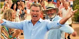  ?? UNIVERSAL PICTURES —PHOTO BY ?? Pierce Brosnan (center) with Amanda Seyfried and Dale Branston in “Mamma Mia! Here WeGo Again”