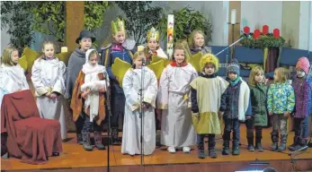  ?? FOTO: BAUCH ?? Das Weihnachts­musical „Erst ein Funke am Himmel, dann ein Stern“der Piepmätze aus Lippach hat die Zuhörer in der Lippacher Kirche begeistert und bewegt.