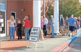  ?? Daniel Bell ?? A line stretches out of the Gordon County Board of Elections Office on Monday, the first day of early voting, when a record 652 voters cast their ballots.
