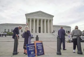  ?? SCOTT APPLEWHITE/AP J. ?? Anti-abortion activists demonstrat­e outside the Supreme Court in October.