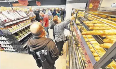  ?? MEDITERRÁN­EO ?? Los clientes de un supermerca­do de la provincia de Castellón observan los productos de los lineales.