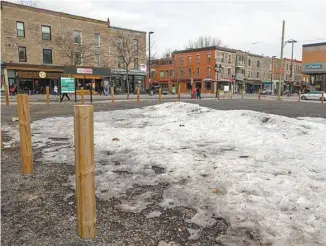  ?? JACQUES NADEAU LE DEVOIR ?? Après plus de 90 ans de service, la station essence Esso a fermé ses portes en novembre 2014, laissant un grand vide sur l’avenue du Mont-Royal.