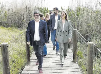  ?? Andreu Dalmau / Efe ?? La candidata por Comuns Sumar, Jéssica Albiach, y el número dos, Lluís Mijoler, ayer en El Prat de Llobregat.