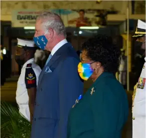  ?? AFP ?? Carlos de Inglaterra, junto a la presidenta elegida de Barbados, Sandra Mason, el domingo en la capital, Bridgetown.