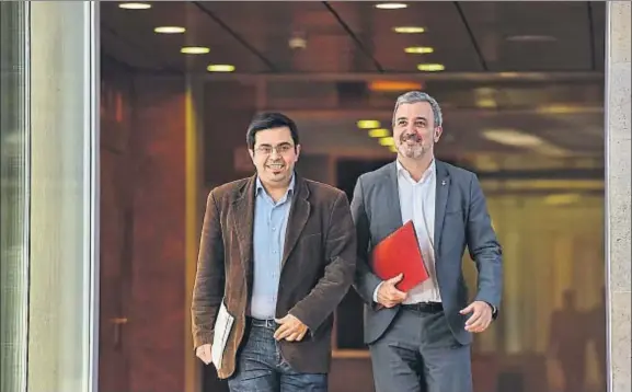  ?? ÀLEX GARCIA ?? Solos con sus cuentas. Gerardo Pisarello y Jaume Collboni presentaro­n unos números que priorizan la inversión social y los barrios