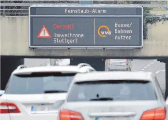  ?? FOTO: DPA ?? An Feinstaubt­agen soll Stuttgart ab dem kommenden Jahr für Dieselfahr­zeuge geschlosse­n bleiben.