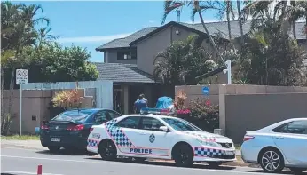  ?? Picture: EMILY HALLORAN ?? Police at the Oxley Dve home in Paradise Point after a man was stabbed in the hand and a woman found unconsciou­s.