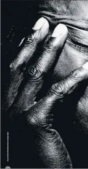  ??  ?? Negro radical. Irving Penn inmortaliz­ó al trompetist­a Miles Davis en su álbum Tutu, con dos primeros planos realizados en contundent­e blanco y negro