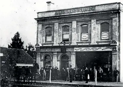  ?? HAMILTON LIBRARIES HCL_08879. ?? The Waikato Times building erected in the time of Fred Whitaker’s ownership was on the west side of Victoria St. Some of the men would have been newspaper staff, others may be tenants in the building. Circa 1883-86.