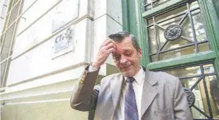  ?? AFP/STRINGER ?? Ricardo Berlot, professor dos cinco argentinos mortos, na frente da Escola Politécnic­a de Rosário