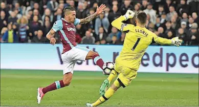  ??  ?? Manuel Lanzini van West Ham United doet alles om het leder achter doelman Hugo Lloris van Tottenham Hotspur te krijgen.
(Foto: EPL)