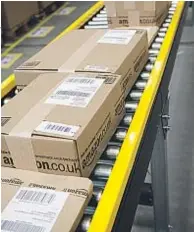  ??  ?? PEDIDOS Paquetes en el centro logístico de Amazon