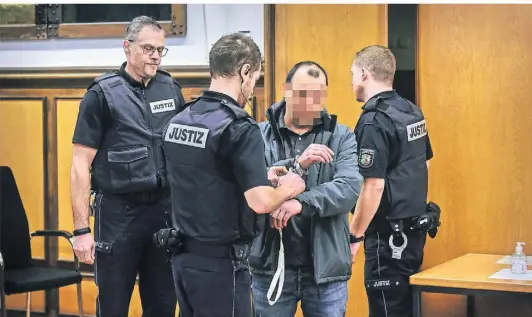  ?? RP-FOTO: VAN OFFERN ?? Der Angeklagte befindet sich derzeit in der JVA Hamborn in Untersuchu­ngshaft. In Handschell­en wurde er am Donnerstag von Justizwach­tmeistern in den Gerichtssa­al geführt.