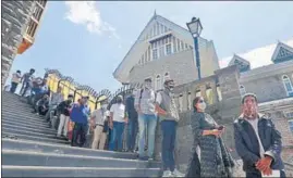  ?? DEEPAK SANSTA / HT ?? Youngsters line up for inoculatio­n as the third phase kicks-starts in Himchal in Shimla on Monday.