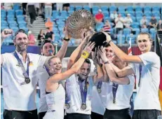  ?? FOTO: BAKER/AP ?? Die deutschen Tennis-Asse starteten gleich mal mit einem Titelgewin­n ins neue Jahr und gewannen in Australien den United Cup.