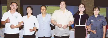  ??  ?? From left: LN-4 Foundation representa­tive Anthony Untalan, Exceed Worldwide country co-director Narelle Cook, Makati Medical Center Foundation (MMCF) vice chair Judy Araneta Roxas, Makati Medical Center board member and MMCF president Dr. Victor...