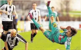  ?? Bild: SN/KRUGFOTO/KRUG DANIEL JUN. ?? Umfallen verboten für Benjamin Taferner (r.) und den SV Wals-grünau im Kampf um die Spitze.