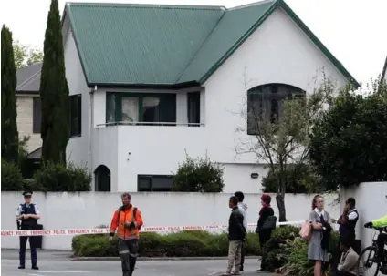  ??  ?? La Policía acordonó el área frente a la mezquita Masjid al Noor, en Christchur­ch, después del tiroteo de ayer. La conmoción imperó en esta ciudad, habitualme­nte tranquila.