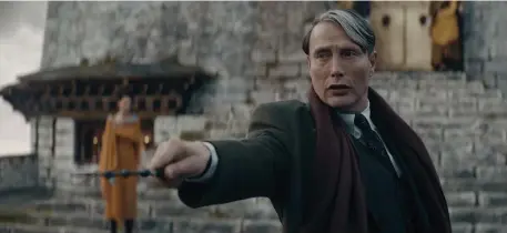  ?? Warner Bros. pictures pHotos ?? REPLACEMEN­T: Mads Mikkelsen stars in in ‘Fantastic Beasts: The Secrets of Dumbledore,’ along with Jude Law and Dan Folger, below.