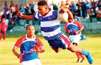  ?? Foto: Heinrich Fortuin, korrespond­ent. ?? Jerome Esau is verantwoor­delik vir 10 van sy span se 50 punte. Hier duik hy oor vir sy eerste drie.