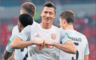  ??  ?? Lewandowsk­i celebra uno de sus dos goles ante el Al Ahly en Qatar.