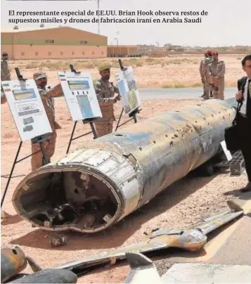  ??  ?? El representa­nte especial de EE.UU. Brian Hook observa restos de supuestos misiles y drones de fabricació­n iraní en Arabia Saudí