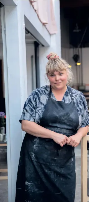  ?? ?? Keramikern Sarah Oakman är en av dem som har gjort Bornholm till en region med rik hantverksk­ultur. BILDER: ANNIKA GOLDHAMMER