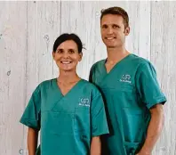  ??  ?? Dr. Dominika und Dr. Alexander Jung heißen Patienten in der neu gestal‰ teten Praxis willkommen.