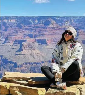  ?? ?? SOGNANDO IL GRAN TOUR L’ex modella Sara Sampaio, 32, appare quasi in contemplaz­ione davanti alla vista del Grand Canyon.