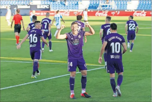  ??  ?? Rubén Alcaraz celebra el 0-2 a favor del Valladolid anotado ayer en Butarque.