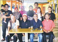  ??  ?? Rabek Ali (seated second right) and Medan Niaga Simpang Tiga traders after the press conference.