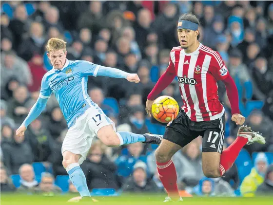  ??  ?? Manchester City’s Kevin De Bruyne, left, fires a cross past Southampto­n’s Virgil van Dijk.