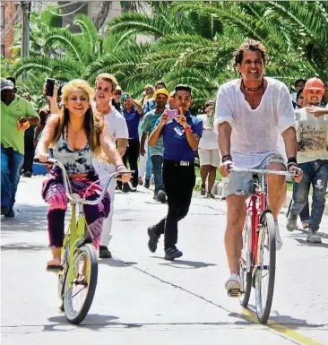  ?? — AFP ?? Clearly, Shakira ( left) and Vives are enjoying themselves during the shoot for La Bicicleta.