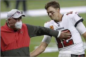  ?? BRETT DUKE — THE ASSOCIATED PRESS ?? Buccaneers coach Bruce Arians, left, speaks with quarterbac­k Tom Brady before the team’s NFL divisional round playoff game against the Saints on Jan. 17in New Orleans.