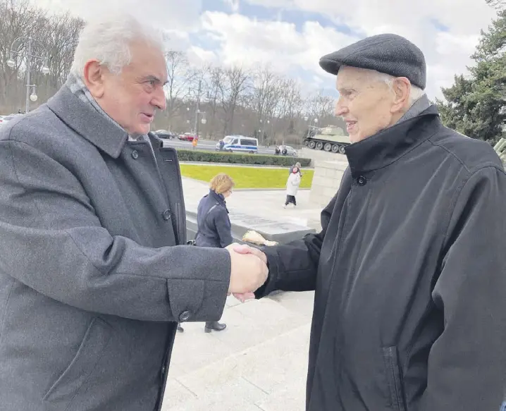  ?? ?? Hans Modrow (rechts) am 23. Februar mit Russlands Botschafte­r Sergej Netschajew am Sowjetisch­en Ehrenmal in Berlin-Tiergarten. Einen Tag später griff Russland die Ukraine an.