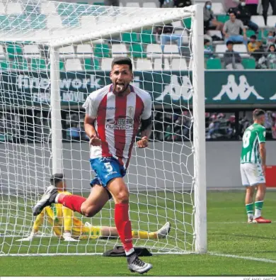  ?? JOSÉ ÁNGEL GARCÍA ?? Mariano celebra un gol del Algeciras en Sevilla.